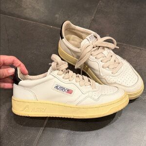 Autry Medalist low leather white Sneakers with cream Soles EU38